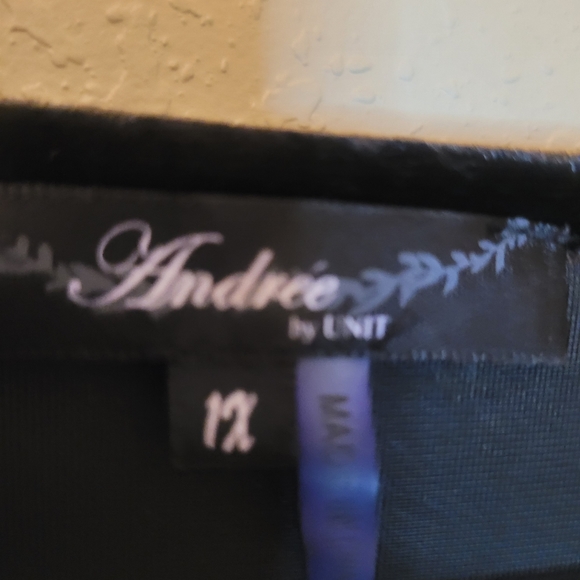 Andree by Unit black velour top. Floral embroidery covers the front. Siz… - Picture 2 of 4